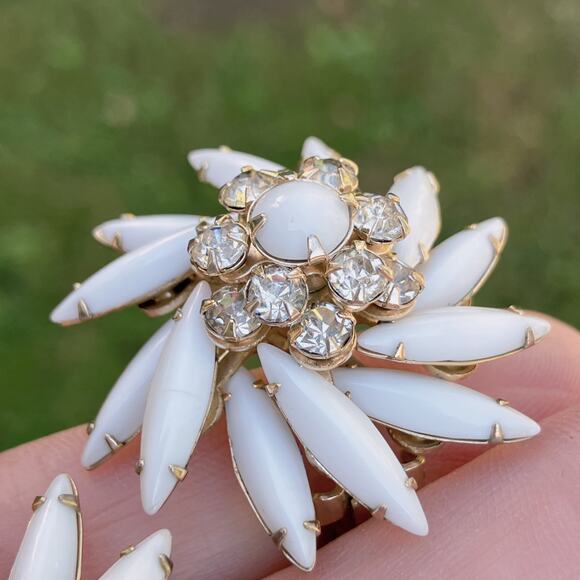 VTG Signed Judy Lee Milk Glass Rhinestone 1950s Clip On Earrings Evening Jewelry - Picture 4 of 13